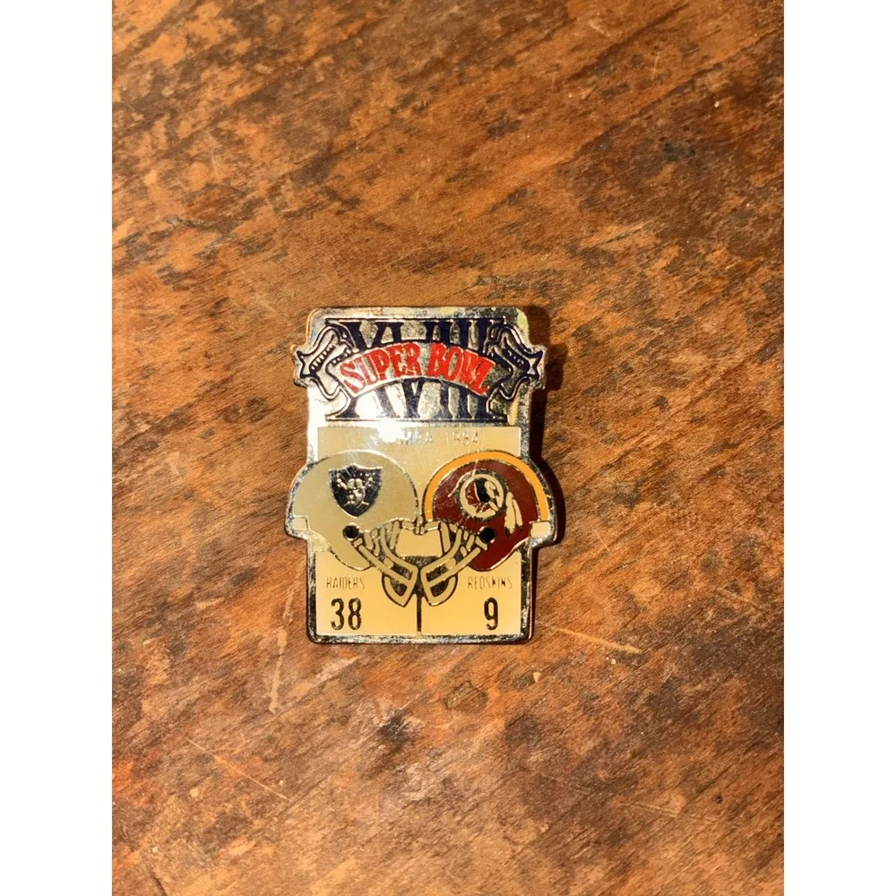 Super Bowl XVIII 1984 Raiders 38 vs‎ Redskins 9 Football Pin